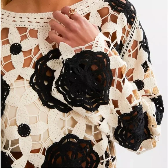 C29- Luxe Women’s Large Luxe Black and Cream Floral Crochet Blouse - Picture 4 of 9